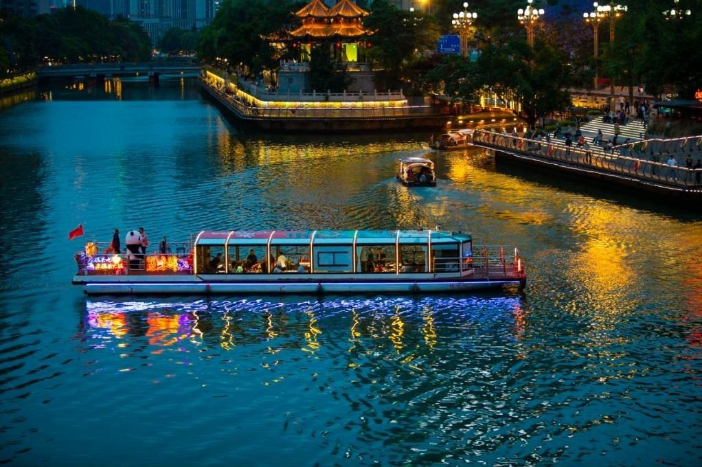 成都“夜游錦江”火鍋船。（唐斌治 攝）