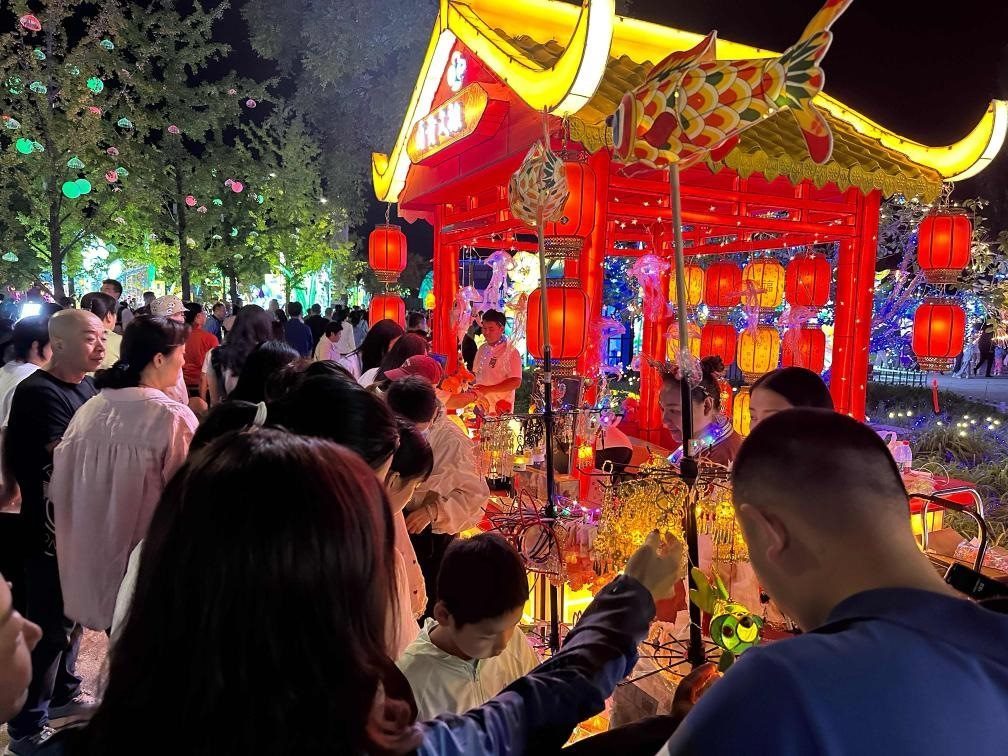 市民游客在2024年北京中秋國慶彩燈游園會上選購特色文創(chuàng)商品。新華社記者楊淑君 攝