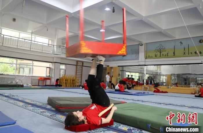 9月13日，美國(guó)雜技學(xué)員杰克正在中國(guó)“雜技之鄉(xiāng)”吳橋練習(xí)“蹬技”。 馬天龍 攝