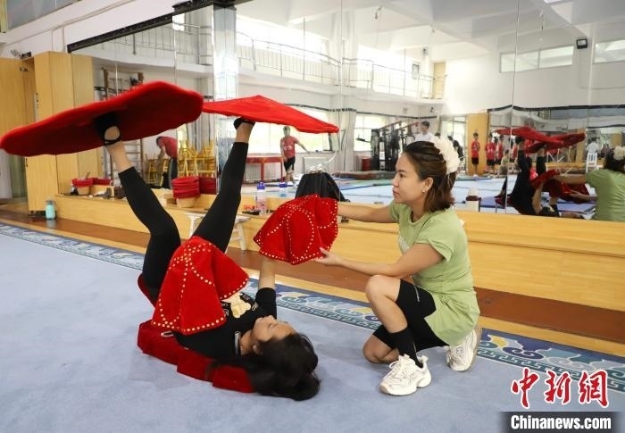 9月13日，來(lái)自老撾的紅姆(右)指導(dǎo)學(xué)員雜技動(dòng)作。 馬天龍 攝