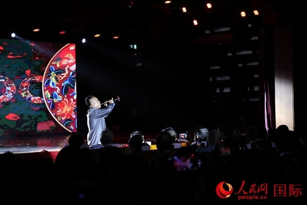 演出現(xiàn)場，演員帶來嗩吶獨(dú)奏《看秧歌》。人民網(wǎng)記者 楊一攝