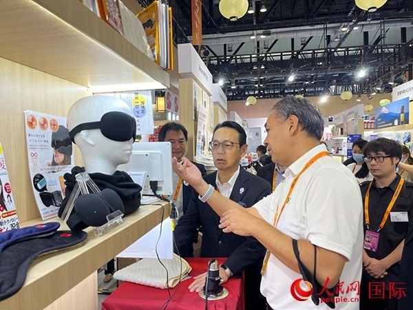 日本駐華大使金杉憲治（左二）參觀2024年服貿(mào)會(huì)日本館。人民網(wǎng)記者 盛楚宜攝