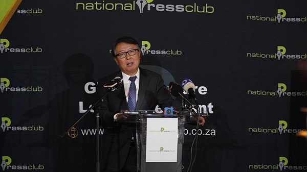 駐南非大使吳鵬出席中國(guó)駐南非使館同南國(guó)家新聞俱樂(lè)部聯(lián)合舉辦的中非合作論壇峰會(huì)成果宣介會(huì)并發(fā)表主旨講話。人民網(wǎng) 劉暢攝