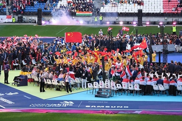 中國選手參加閉幕式。人民網(wǎng)記者 于超凡攝