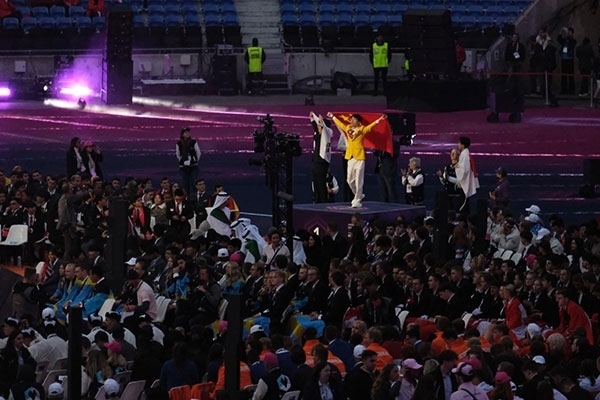 中國選手登上最高領(lǐng)獎臺。人民網(wǎng)記者 于超凡攝