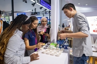 觀眾正在品嘗伊朗的藏紅花茶。人民網(wǎng)記者 翁奇羽攝