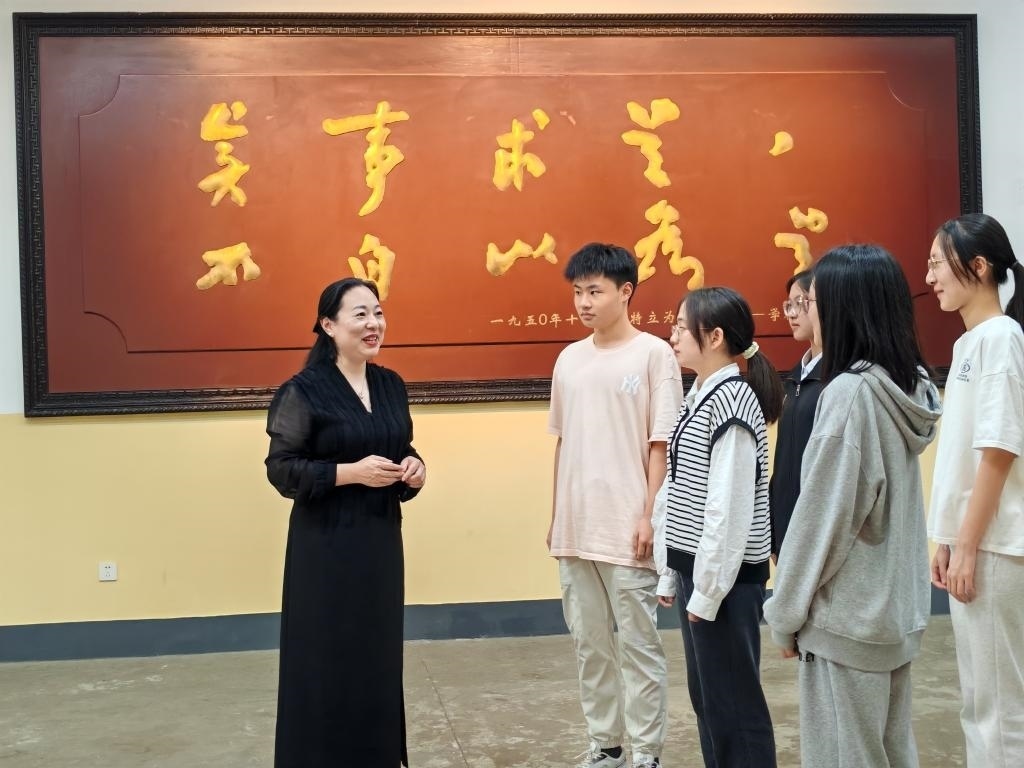 湖南第一師范學院思政課教師正在為學生講述紅色校史。（受訪者供圖）