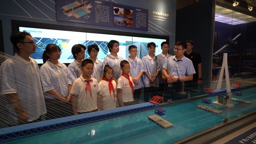 哈爾濱工業(yè)大學交通學院教師李順龍在中國橋梁博物館進行課程思政與橋梁科普。新華社發(fā)（張潤 攝）