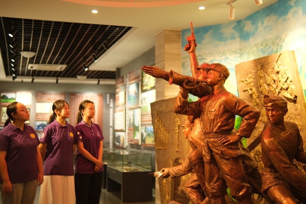 7月26日，南開大學實踐隊在環(huán)江革命陳列館了解毛南族人民在黨的領導下進行革命斗爭的歷程。（受訪者供圖）