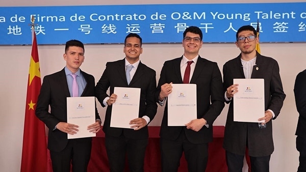 當(dāng)?shù)貢r(shí)間9月13日，40名哥倫比亞青年與中企承建運(yùn)營的波哥大地鐵一號線項(xiàng)目簽約，不久將前往中國進(jìn)行為期15個(gè)月的專業(yè)地鐵知識培訓(xùn)。圖為部分學(xué)員在簽約儀式上展示所簽的協(xié)議。 波哥大地鐵一號線項(xiàng)目供圖