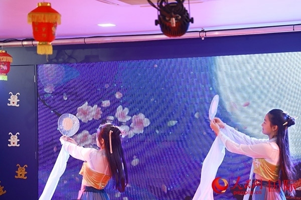 巴西華僑華人表演舞蹈《千里共嬋娟》。人民網(wǎng)記者 陳海琪攝