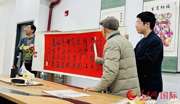 旅秘書法家向現(xiàn)場觀眾展示書法作品。人民網(wǎng)記者 宋亦然攝