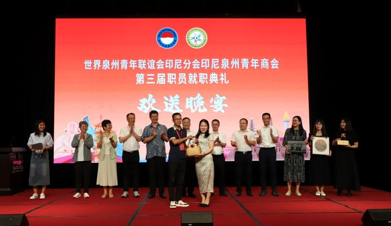 工藝大師們向阿拉扎大學(xué)孔子學(xué)院捐贈(zèng)手工藝術(shù)品。阿拉扎大學(xué)孔子學(xué)院供圖