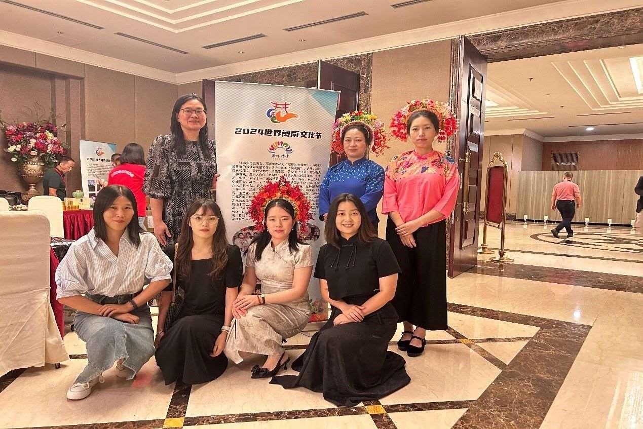 阿拉扎大學(xué)孔子學(xué)院老師和簪花圍傳承人合影。阿拉扎大學(xué)孔子學(xué)院供圖