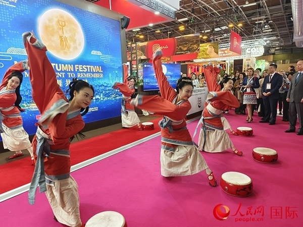 “你好！中國”展臺開幕式上的中國傳統(tǒng)舞蹈表演。人民網(wǎng)記者 尚凱元攝