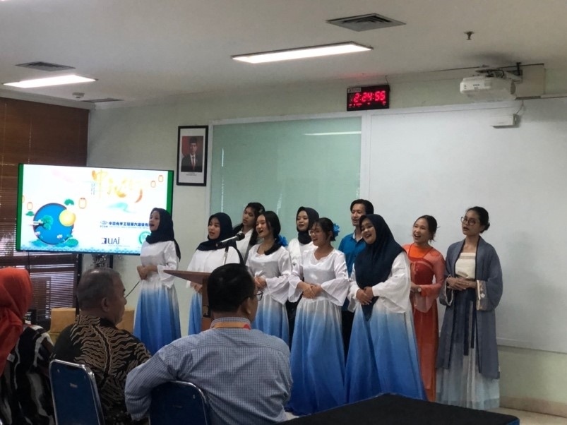 阿拉扎大學(xué)中文系學(xué)生演唱中文歌曲?；顒?dòng)主辦方供圖