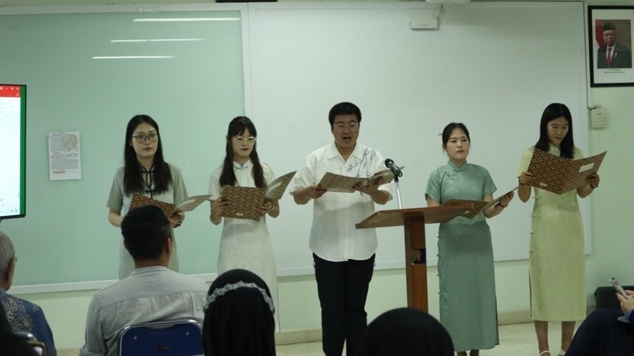 阿拉扎大學(xué)孔子學(xué)院志愿者教師表演詩朗誦?；顒?dòng)主辦方供圖