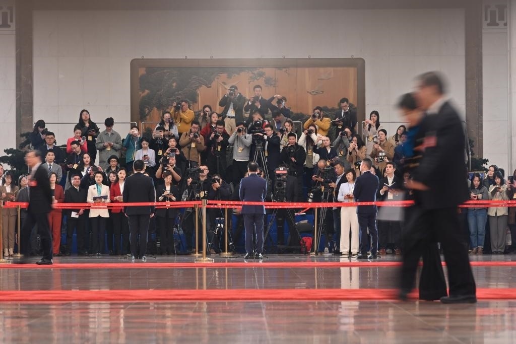 2024年3月10日，全國(guó)政協(xié)十四屆二次會(huì)議第三場(chǎng)“委員通道”集體采訪活動(dòng)在北京人民大會(huì)堂舉行。新華社記者 宋為偉 攝