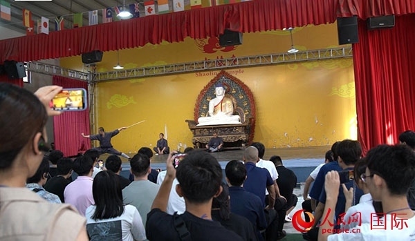 日本少林寺拳法青年代表團觀看少林拳表演。人民網(wǎng)記者 張麗婭攝