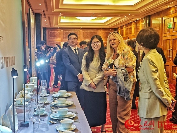 英國(guó)觀(guān)眾參觀(guān)“景德鎮(zhèn)制”區(qū)域品牌新品。人民網(wǎng)記者 邢雪攝