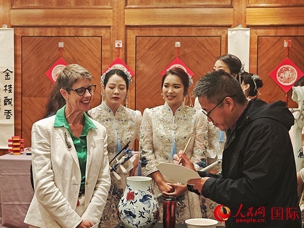 現(xiàn)場(chǎng)的非遺傳承人為英國(guó)觀(guān)眾展示畫(huà)技。人民網(wǎng)記者 邢雪攝