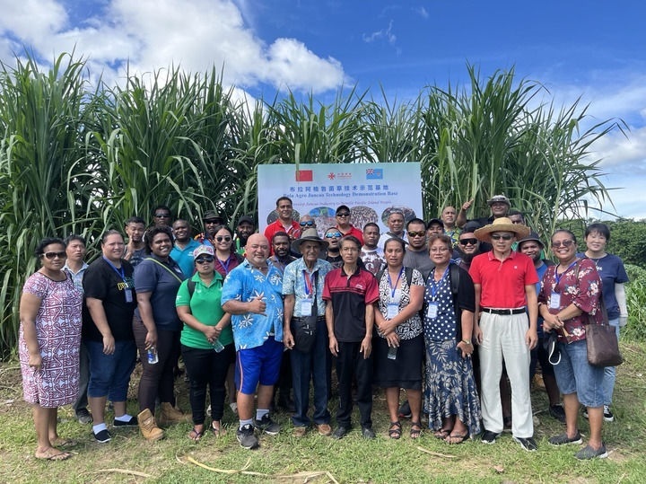 2024年2月28日，來自巴布亞新幾內(nèi)亞、湯加、庫克群島、薩摩亞、瑙魯?shù)葒业摹疤窖髰u國菌草技術(shù)培訓(xùn)班”學(xué)員在斐濟(jì)布拉阿格魯菌草技術(shù)示范基地合影。新華社發(fā)（中國援斐濟(jì)菌草技術(shù)示范中心供圖）