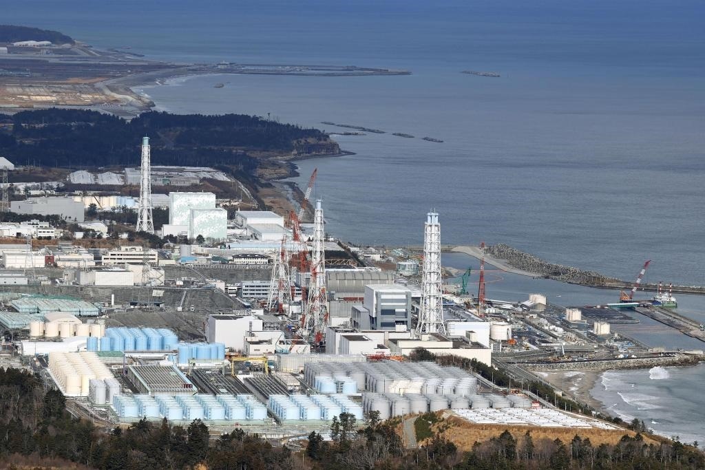 這是2021年1月8日拍攝的日本福島第一核電站和核污水儲水罐。（新華社/共同社）