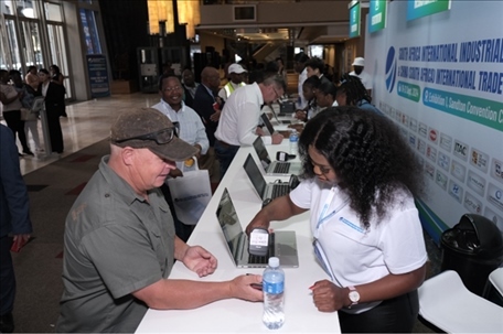 客商現(xiàn)場(chǎng)注冊(cè)參觀展會(huì)。主辦方供圖