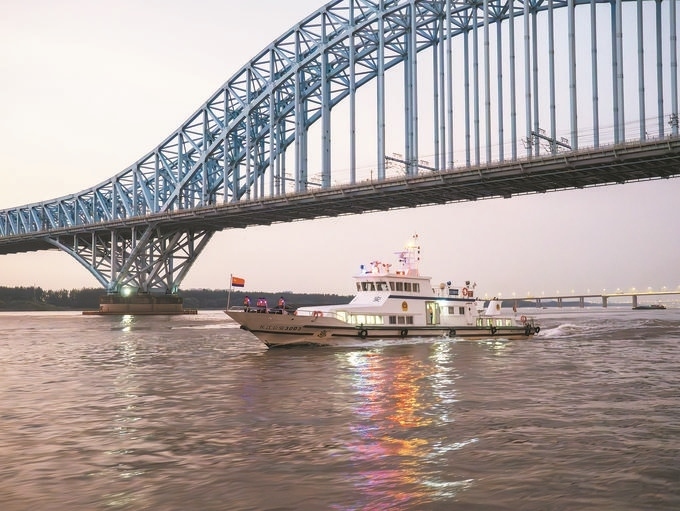 8月12日，長(zhǎng)江航運(yùn)公安局南京分局組織民警輔警駕乘警用巡邏船在轄區(qū)水域開展巡邏檢查。江寧攝