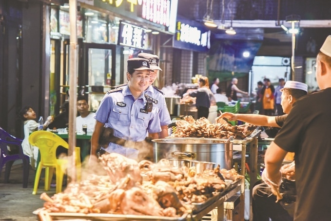 8月9日，甘肅省華亭市公安局組織民警輔警在夜市開展巡邏檢查。張亞強(qiáng)攝