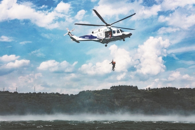 ▼7月17日，浙江省新昌縣公安局聯(lián)合浙江省公安廳警務(wù)航空隊(duì)在長(zhǎng)詔水庫(kù)水域及周邊開展救援演練。王樟林?jǐn)z