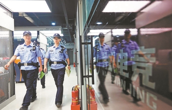 ▲7月6日，山西省新絳縣公安局龍興派出所組織警力對(duì)網(wǎng)吧等場(chǎng)所進(jìn)行集中治安檢查。高新生攝