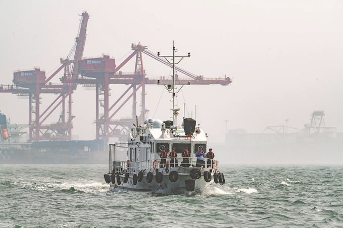 ?7月5日，秦皇島出入境邊防檢查站聯(lián)合秦皇島市公安局水陸巡特警支隊(duì)開展海上聯(lián)合巡航。陳凈萱攝