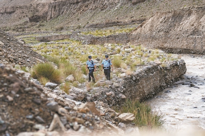 7月19日，新疆邊檢總站克州邊境管理支隊(duì)康蘇邊境檢查站民警輔警來到轄區(qū)烏恰縣康蘇水庫(kù)開展巡邏。明懿攝