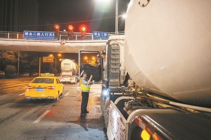 7月25日，陜西省西安市公安局交警支隊(duì)開展全市中重型貨車及面包車違法異地互查整治行動(dòng)。孫崇明攝