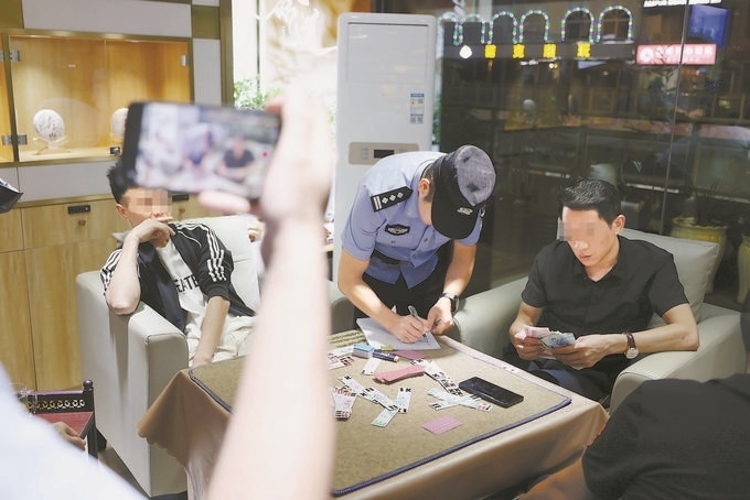 9月7日，云南省昆明市公安機(jī)關(guān)對(duì)棋牌室開展檢查。