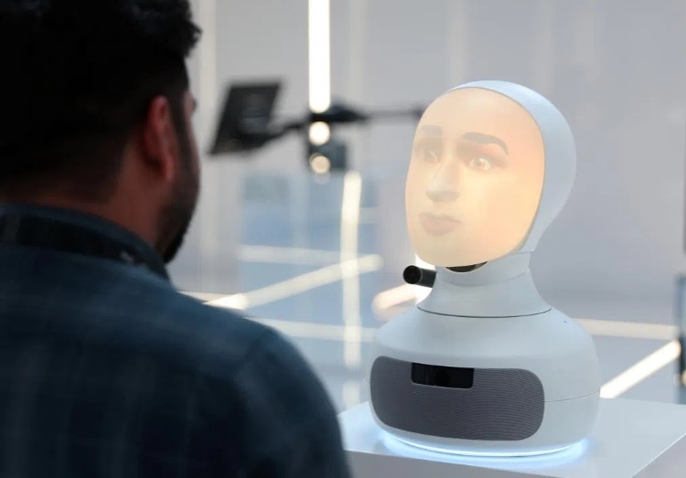 2024年9月12日，在沙特阿拉伯首都利雅得舉行的第三屆全球人工智能峰會上，一名參會者與“對話機(jī)器人”交流。新華社記者 王東震 攝