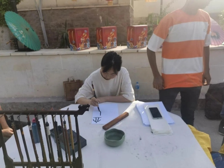 開羅文化中心漢語教師表演中國書法。開羅中國文化中心供圖