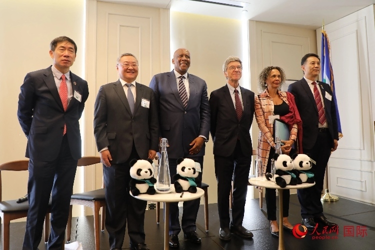 萊索托國王萊齊耶三世、中國常駐聯(lián)合國代表傅聰?shù)燃钨e出席活動。人民網(wǎng)記者 李志偉攝