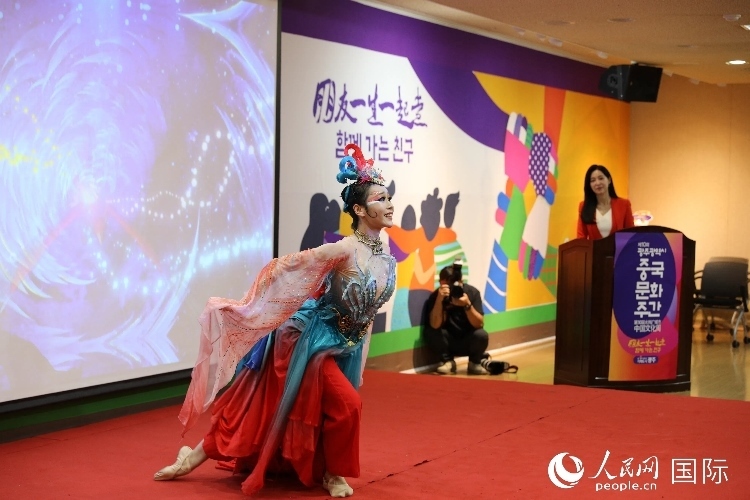 中國演員在中國文化周開幕式上表演舞蹈。人民網(wǎng)記者 莽九晨攝