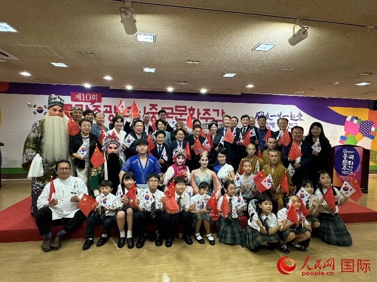 中韓雙方嘉賓和演員在中國文化周開幕式上合影留念。人民網(wǎng)記者 莽九晨攝