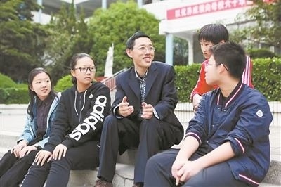 淮北市首批高層次人才儲(chǔ)備金獲得者、淮北市第一中學(xué)教師陳超（左三）在與學(xué)生交談?；幢笔形瞬殴ぷ骶止﹫D