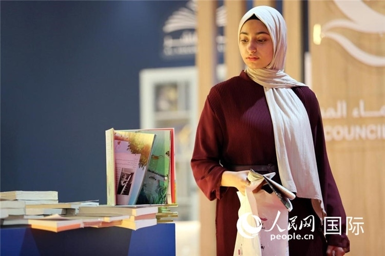 一名女性走過展臺(tái)。人民網(wǎng) 奧馬爾·哈利勒攝