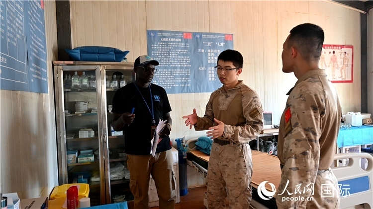 圖4 介紹醫(yī)療設施。孫千攝