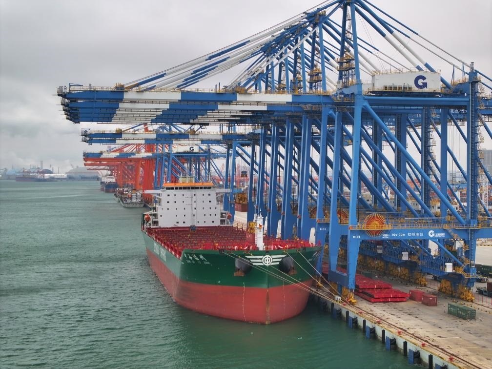 2月23日拍攝的廣西北部灣港欽州港區(qū)的碼頭堆場(chǎng)（無(wú)人機(jī)照片）。新華社記者 周華 攝