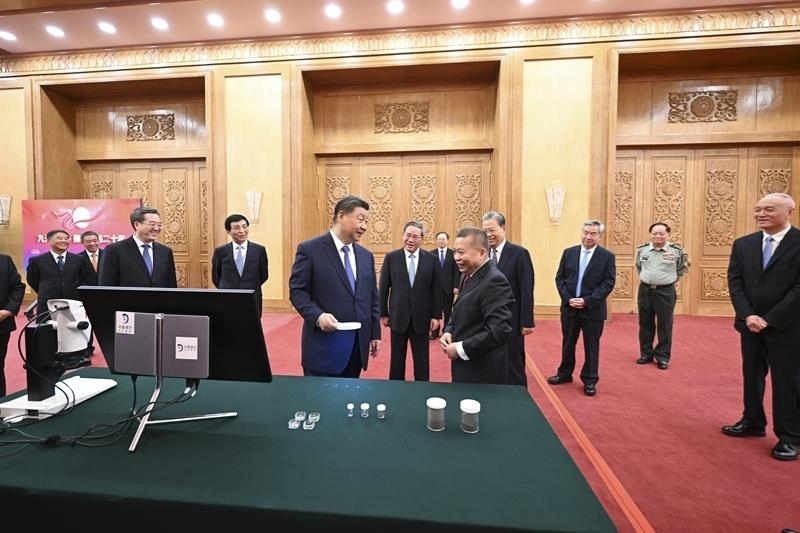 △2024年9月23日，習(xí)近平總書(shū)記等參觀月球樣品和探月工程成果展覽。