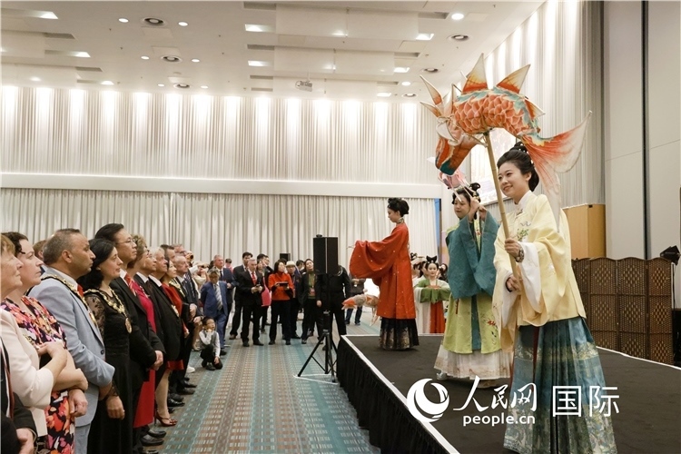 2、留學(xué)生表演了漢服展示《絲路霓裳》。邢雪攝