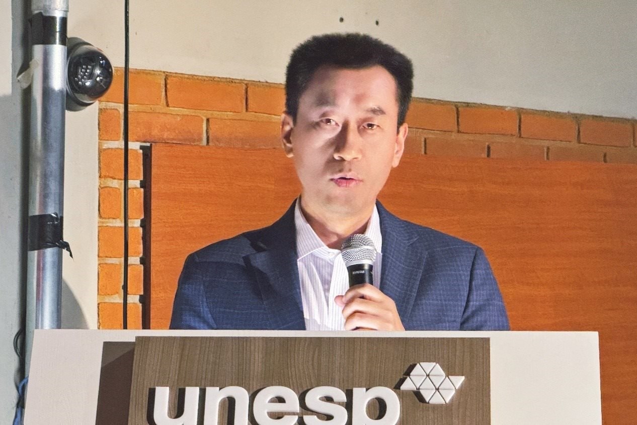 中國駐圣保羅總領(lǐng)事館副總領(lǐng)事田玉震在活動中致辭。圣保羅州立大學孔子學院供圖