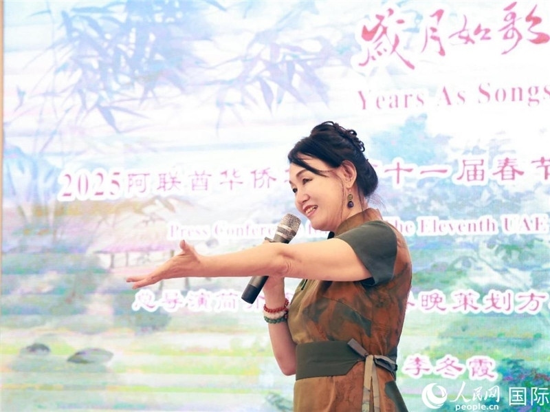 第十一屆阿聯(lián)酋華僑華人春晚組委會(huì)總策劃兼總導(dǎo)演李冬霞介紹晚會(huì)籌備情況。人民網(wǎng)記者 管克江攝