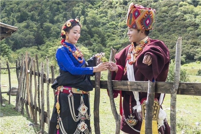 康定情歌（木格措）風景區(qū)中的一對年輕人。林革文攝